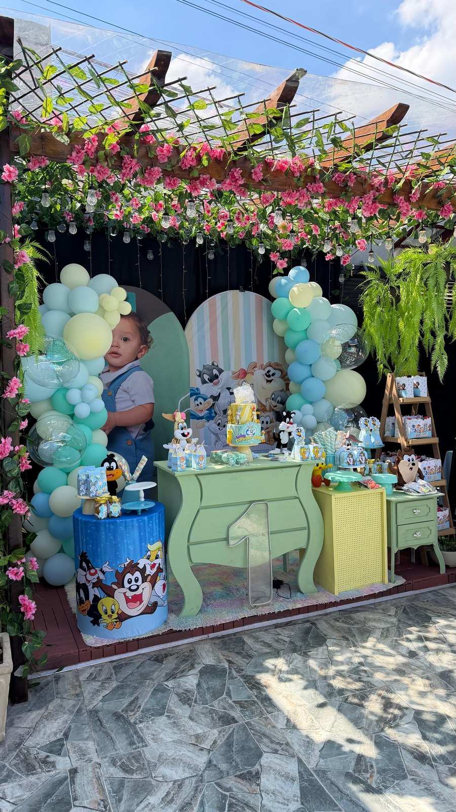 Festa infantil decorada com balões no pergolado do espaço